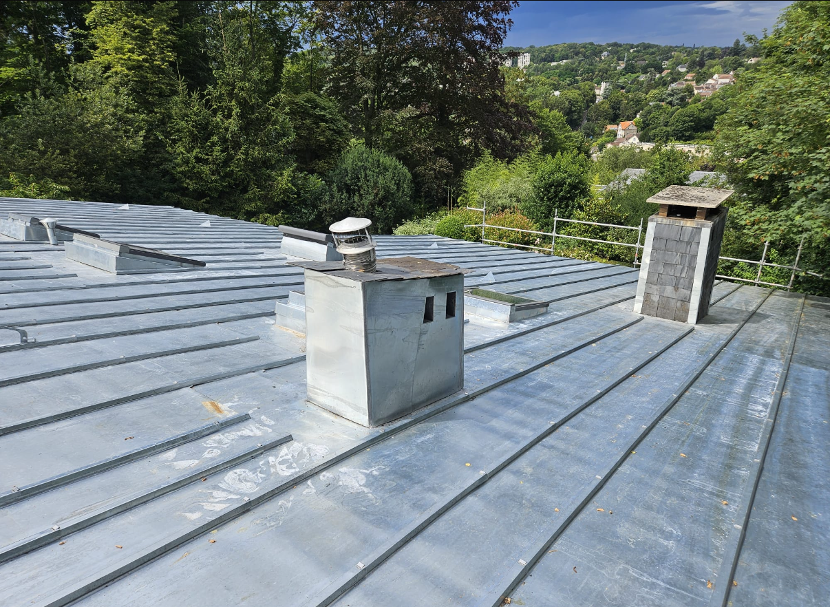 Couverture d'un bâtiment commercial en zinc