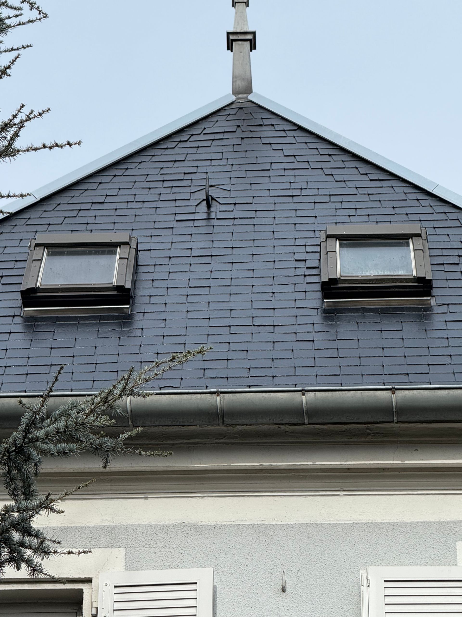 Toiture en ardoise avec deux fenêtres de toit