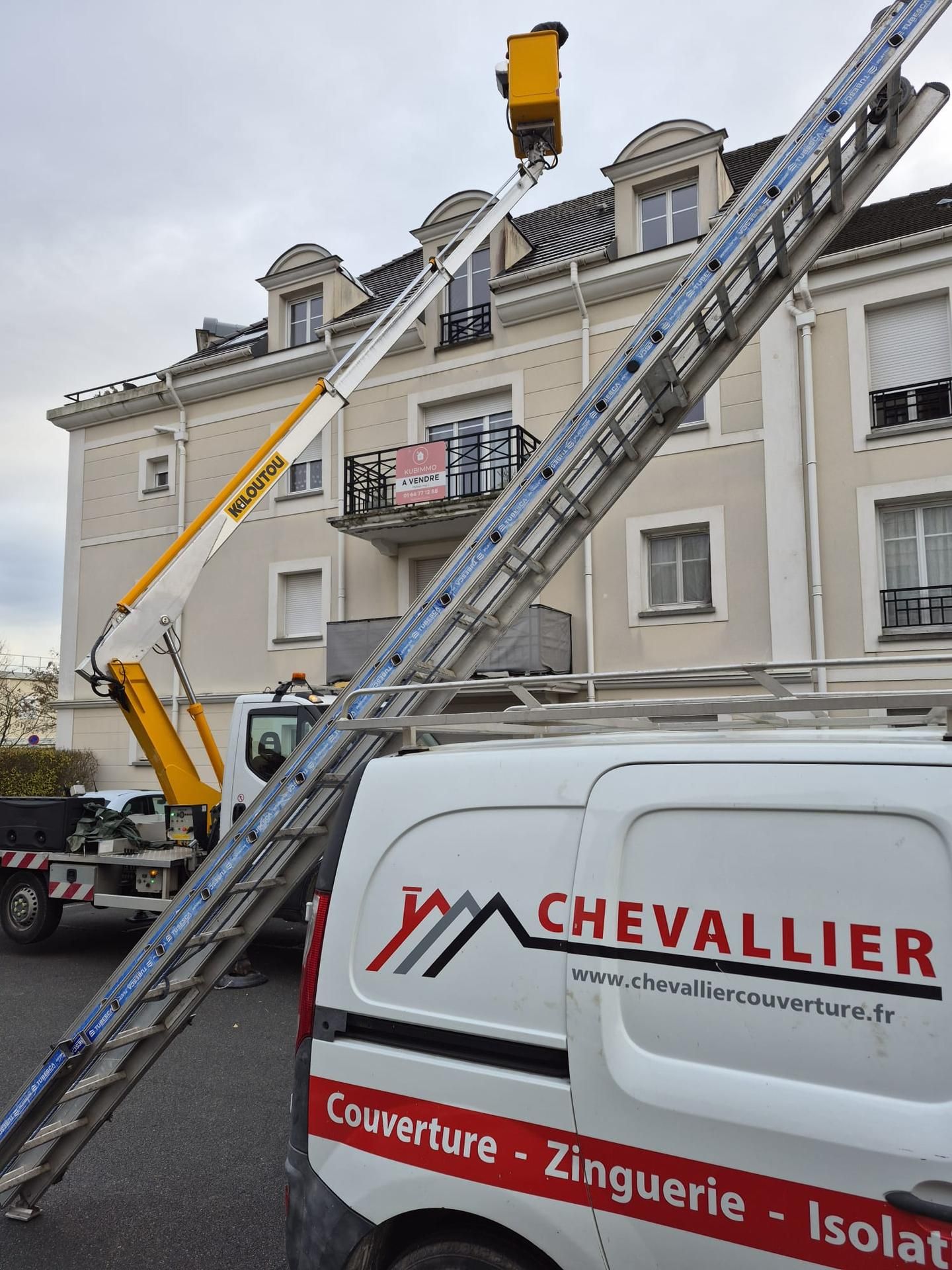 Deux nacelles élévatrices déployées le long d'une façade d'immeuble, avec une camionnette Chevallier au premier plan.