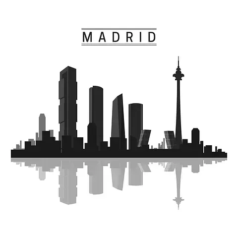 Silueta del horizonte de Madrid con reflejo en el espejo. Rascacielos y una torre alta sobre fondo blanco.