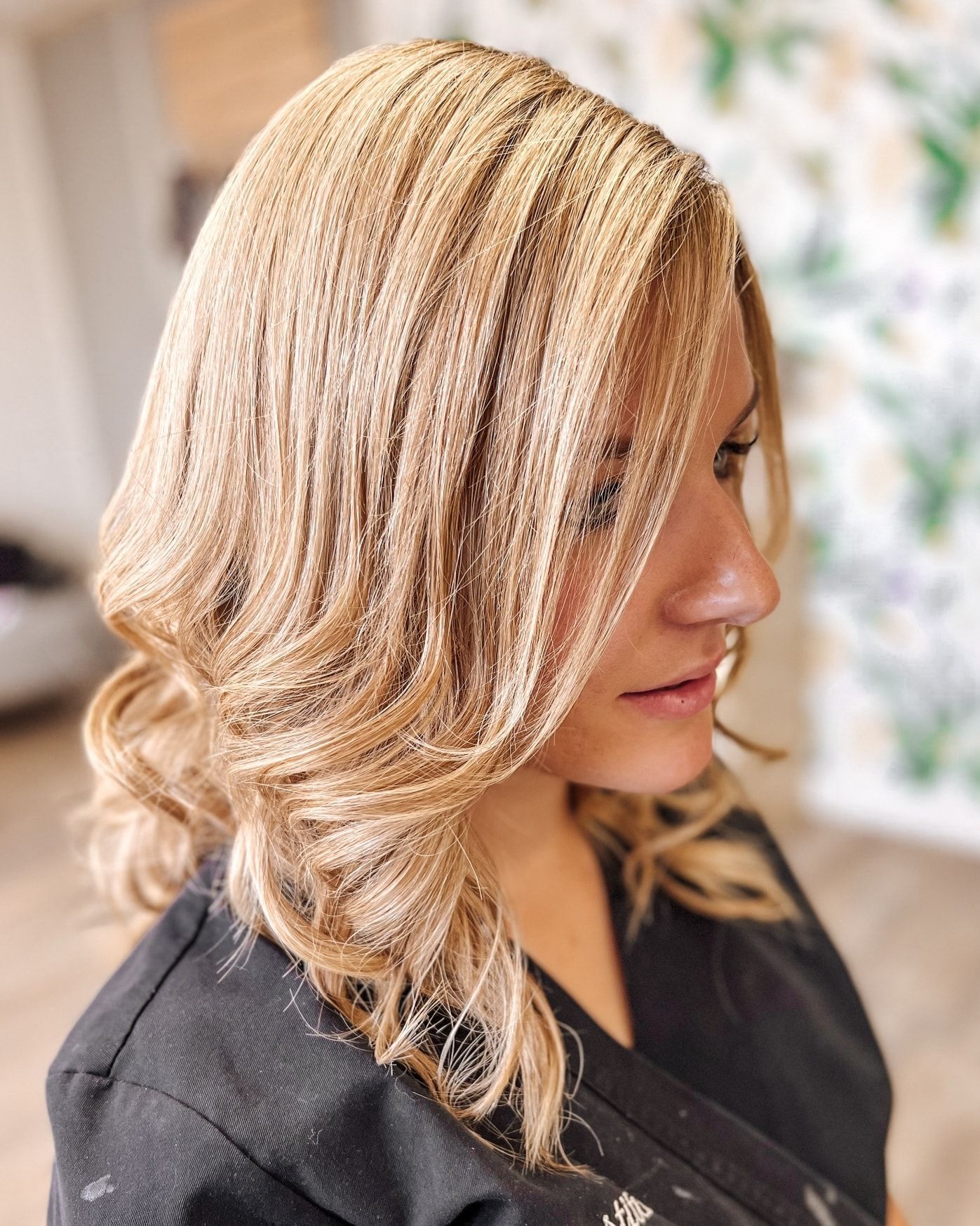 Une femme avec une perruque longue.