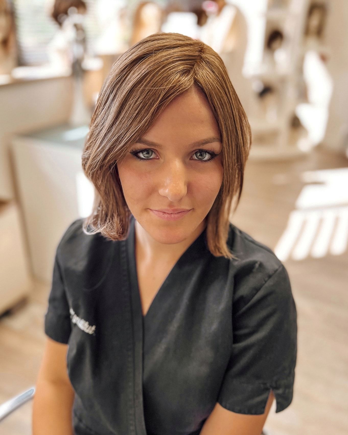 Une femme avec une perruque mi-longue.