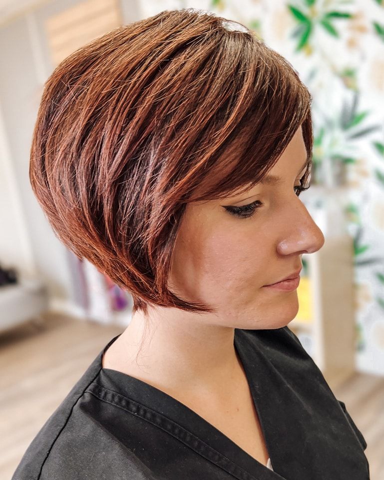 Une femme avec une perruque courte.