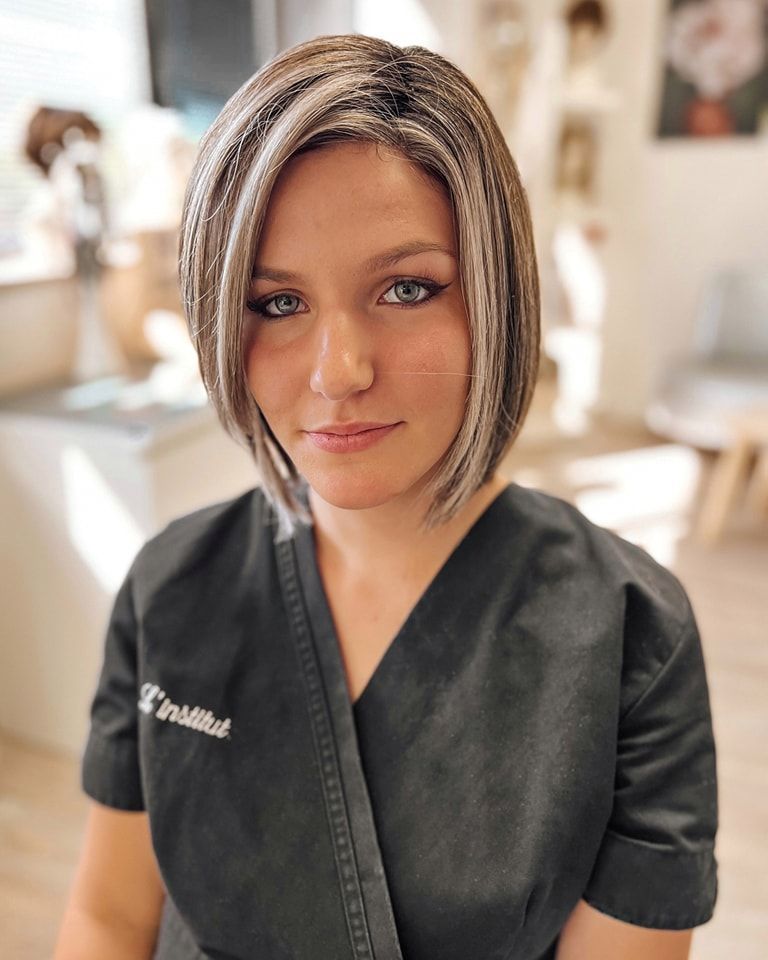 Une femme avec une perruque mi-longue aux cheveux lisses.