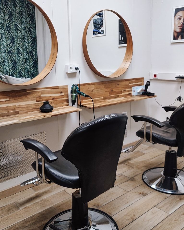 Fauteuils et miroirs dans le salon de coiffure.