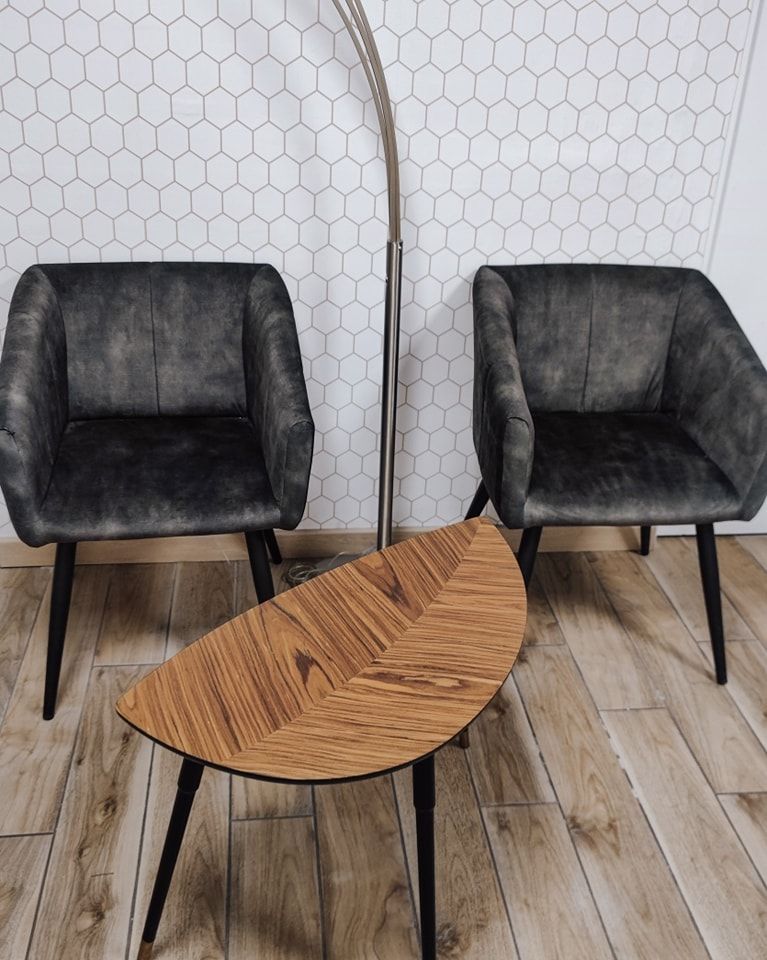 Deux fauteuils noirs dans la salle d'attente.