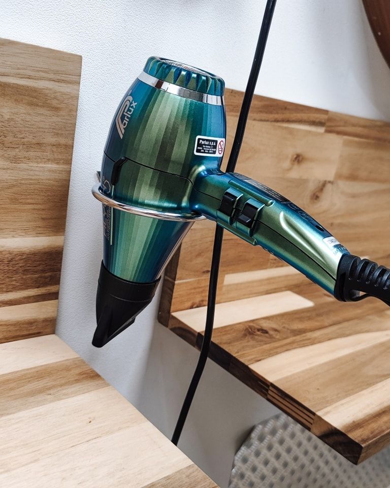 Gros plan sur un sèche-cheveux.