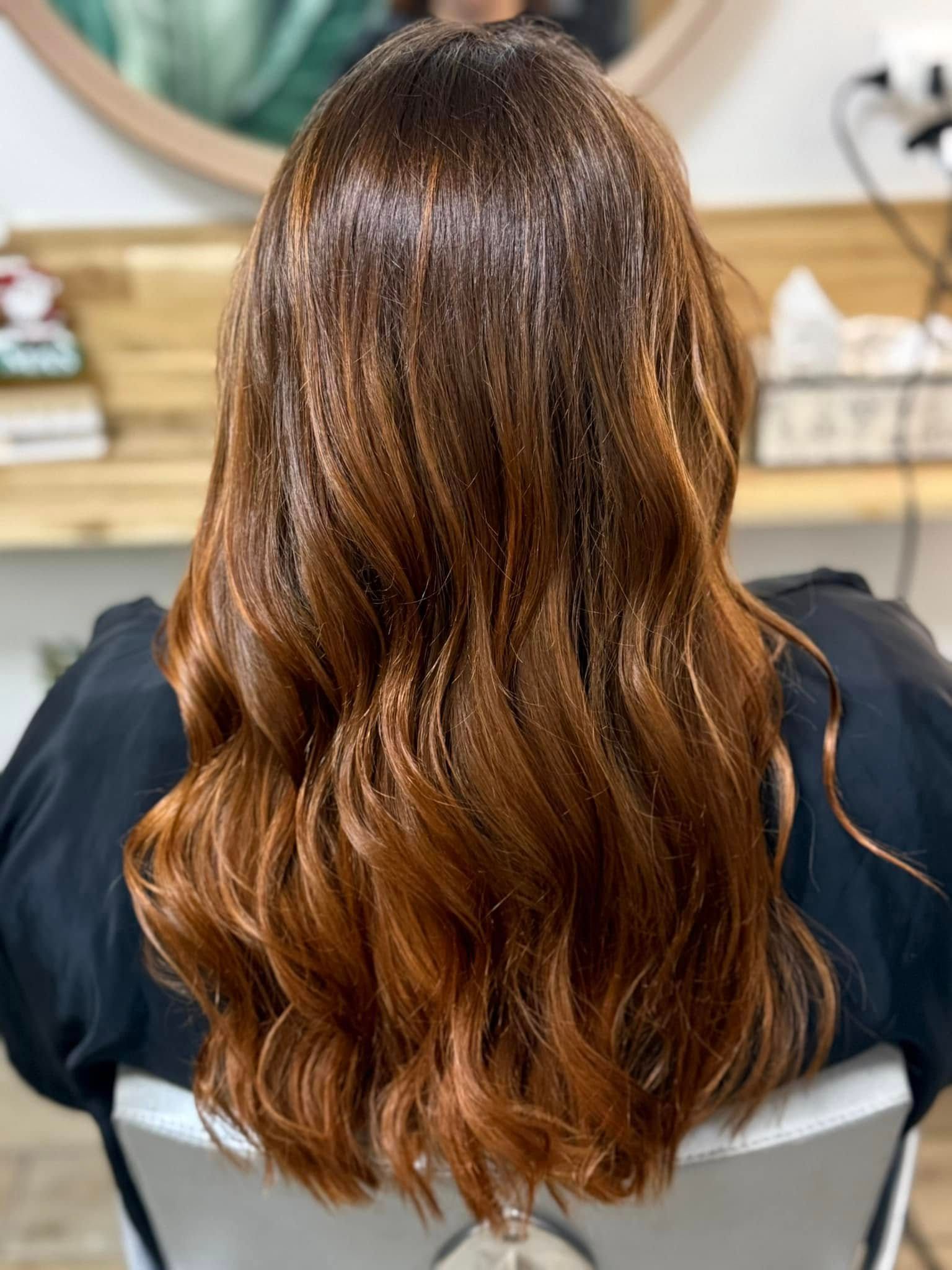 Des cheveux cuivrés colorés.