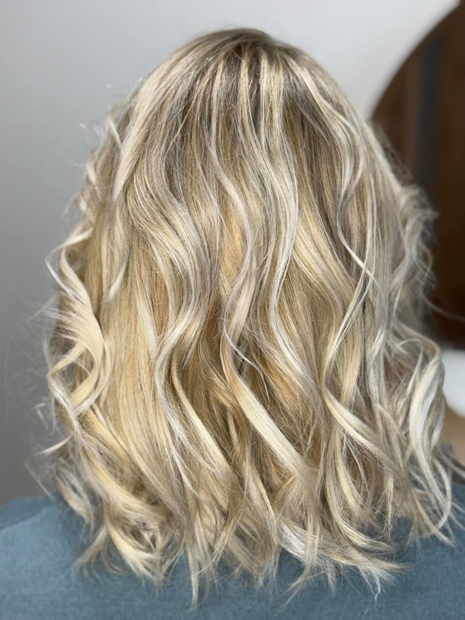 Des cheveux blonds colorés.