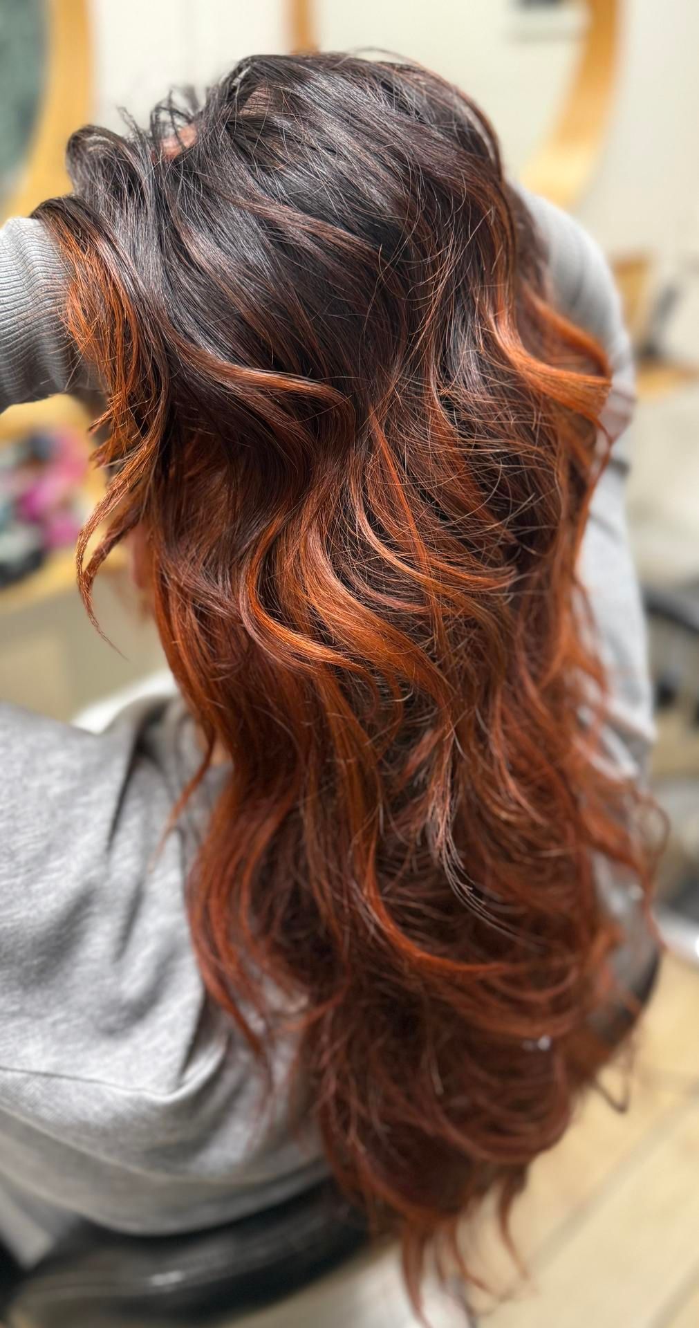 Des mèches rouges sur une chevelure brune.