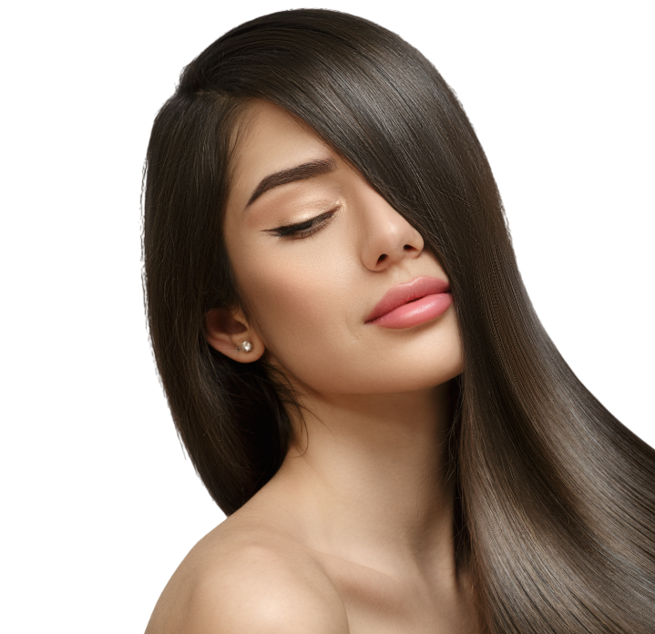 Une femme dont les cheveux masque la moitié de son visage.