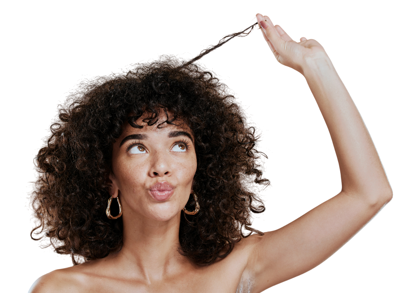 Une femme tenant une mèche de ses cheveux.