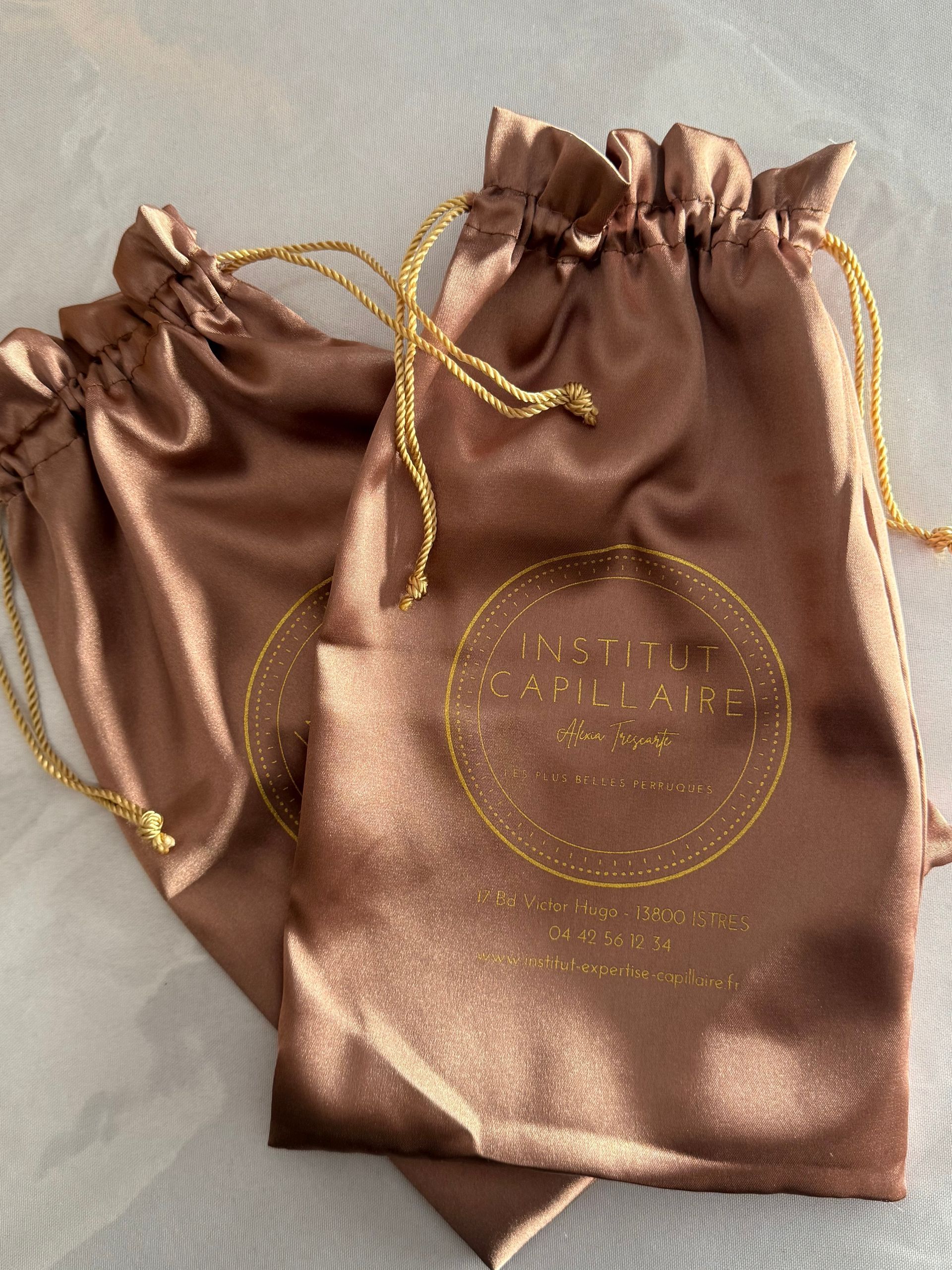 Deux pochettes en tissu avec le logo de l'institut.