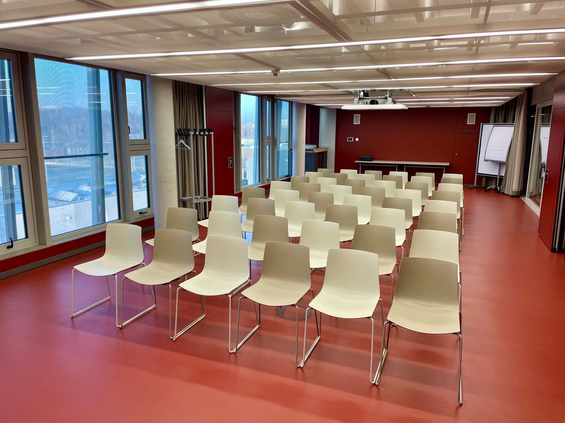 Tagungsraum Mucks Mäuschen im Hotel Rossi mit Reihenbestuhlung und Tageslicht.