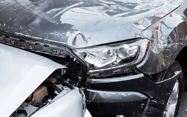 Eine Nahaufnahme eines Autos, das bei einem Unfall beschädigt wurde.