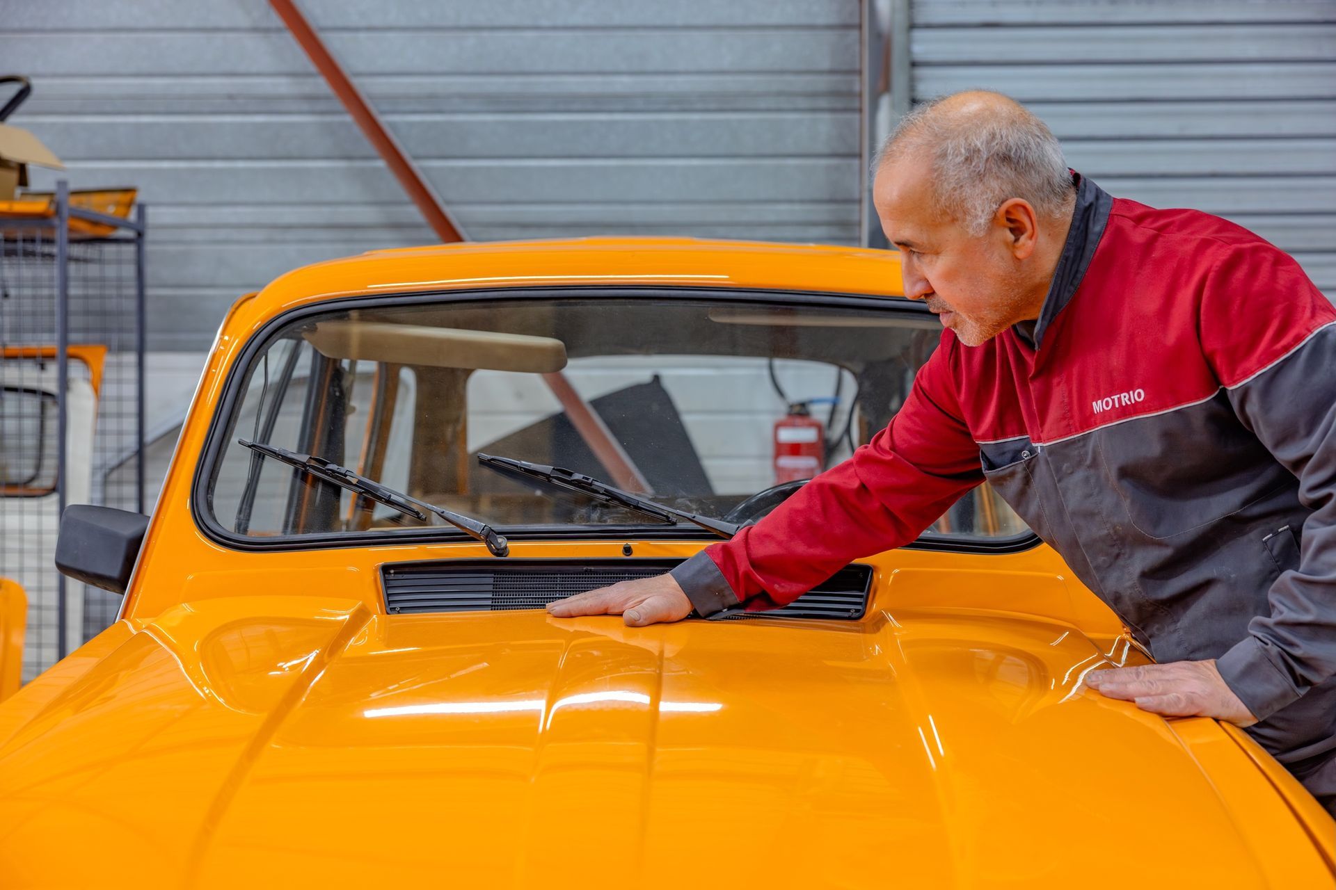 Un véhicule qui vient d'être repeint en orange