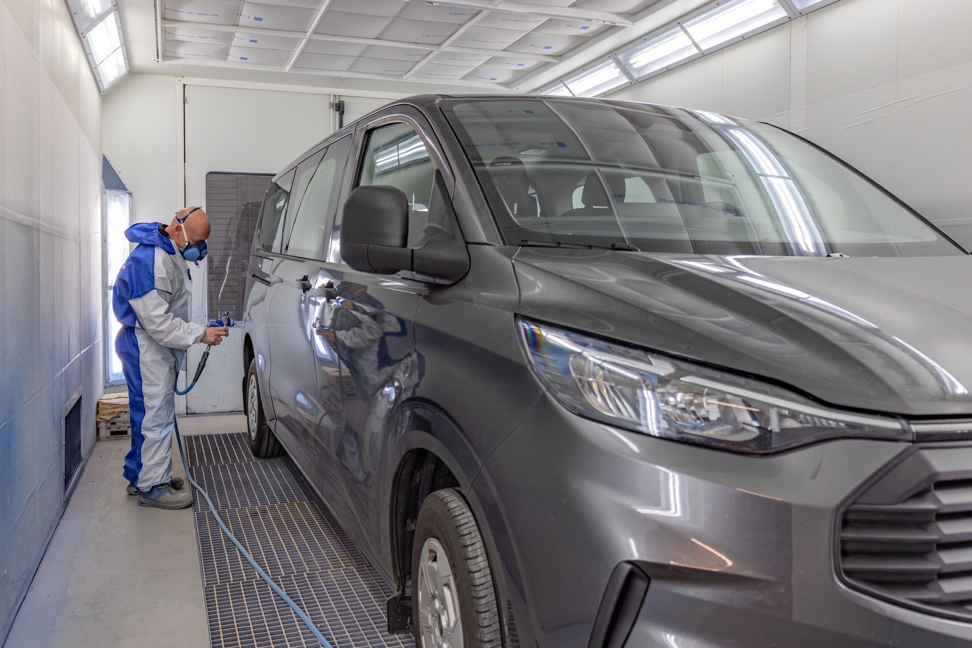 Un professionnel en train de peindre un utilitaire