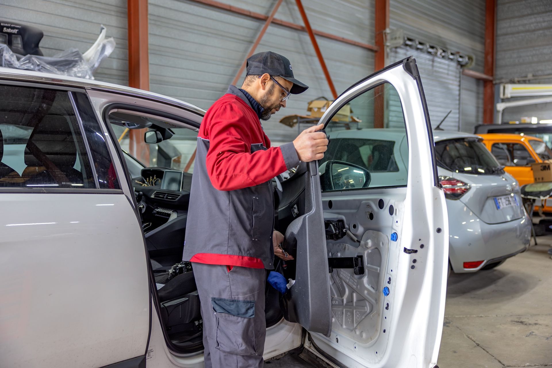 Un professionnel en train de travailler sur une porte d'un utilitaire