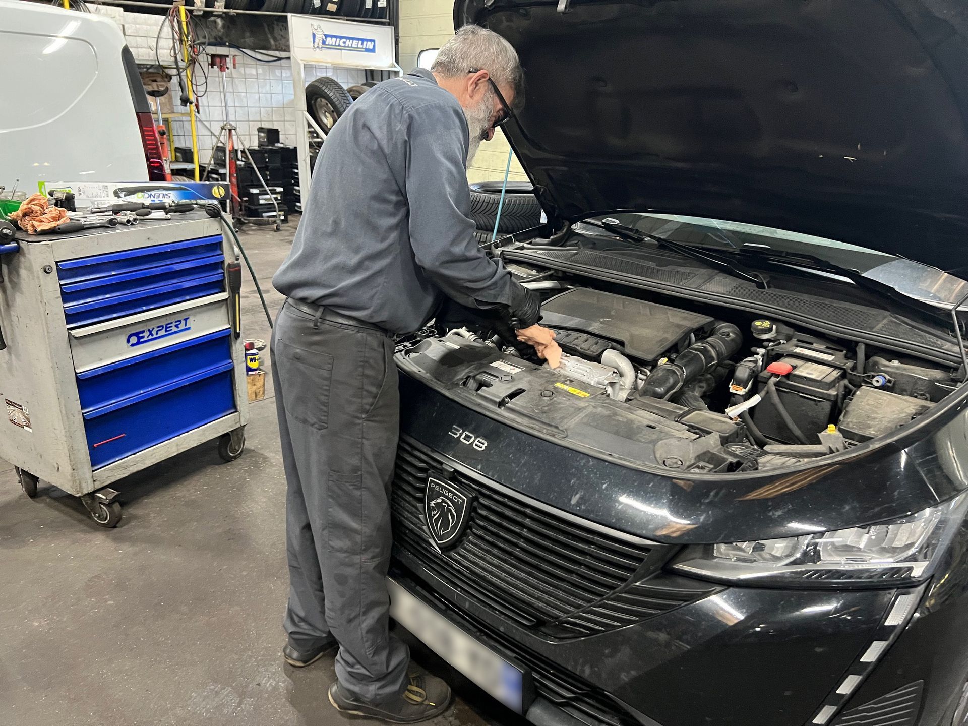 Un mécanicien travaillant sur un moteur de voiture