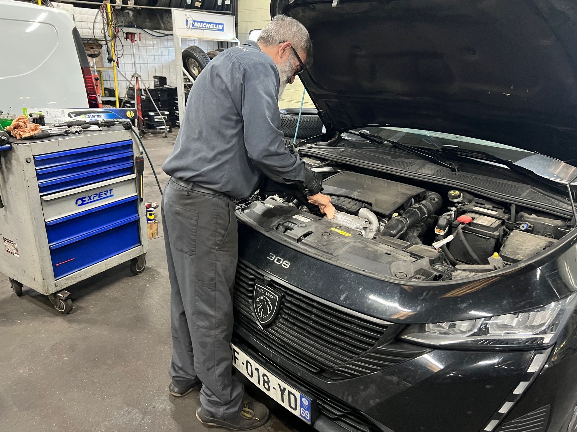 Un professionnel travaillant sur une voiture après en avoir démonté la roue