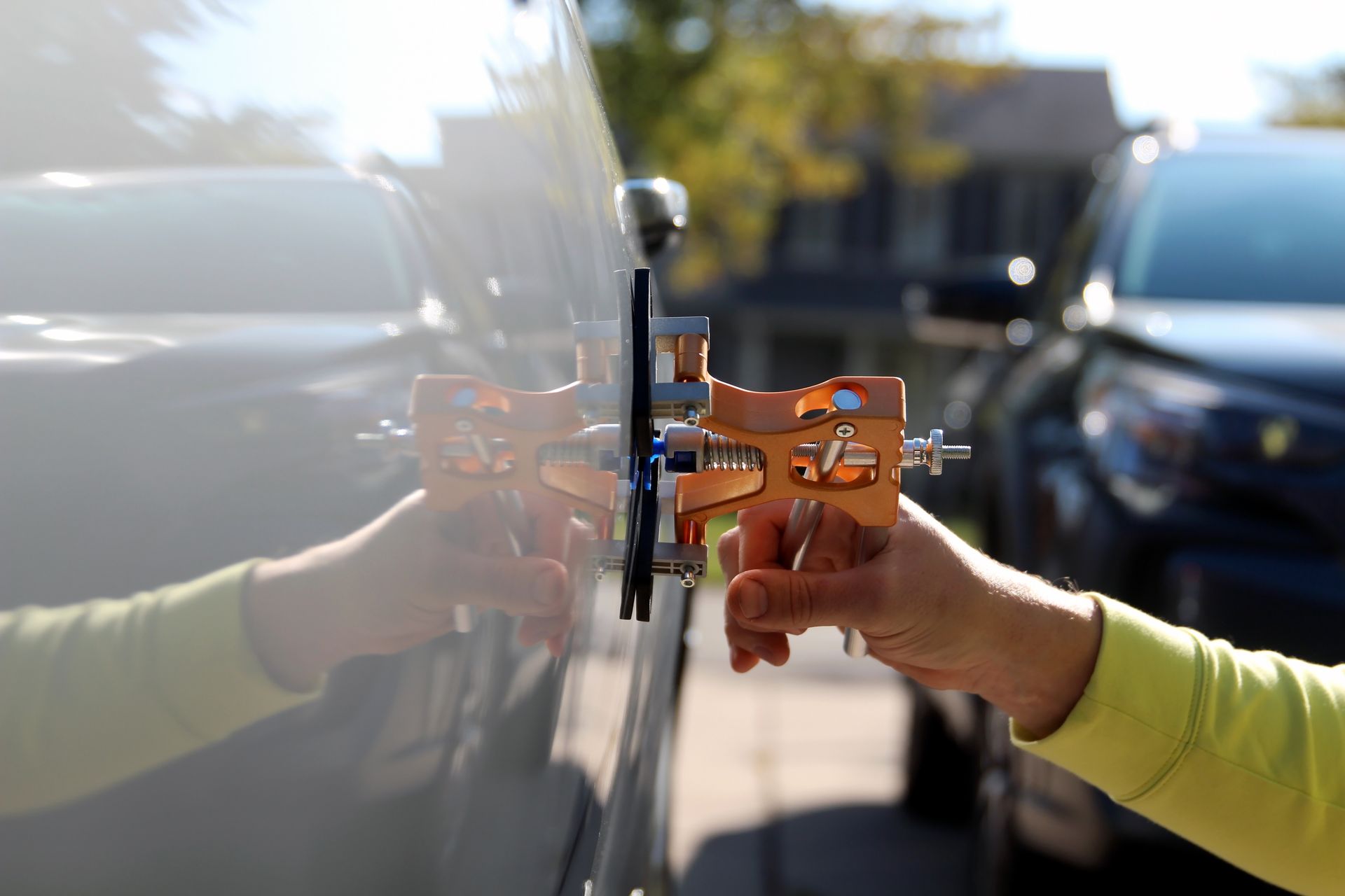 Débosselage d'une portière de voiture grise