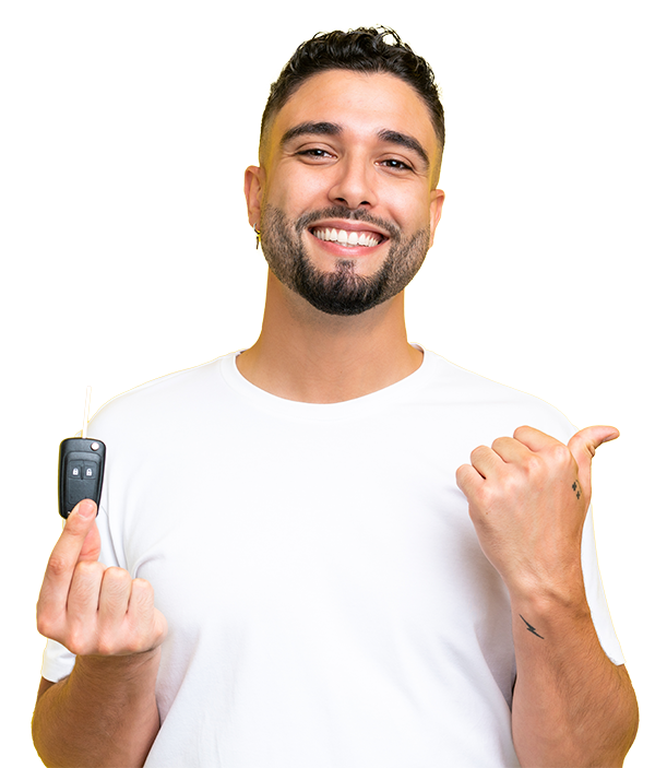 Homme tenant une clé de voiture dans sa main
