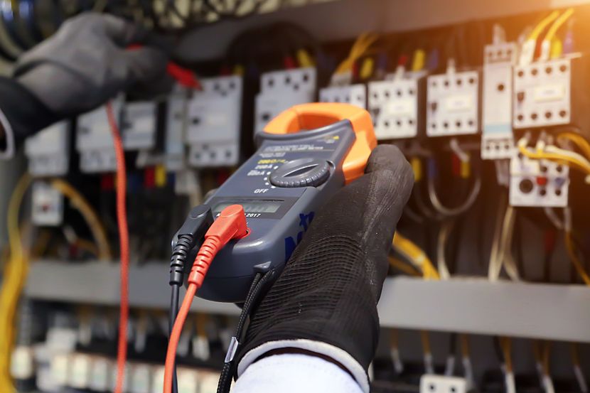 Test électrique dans une armoire avec un outil de mesure
