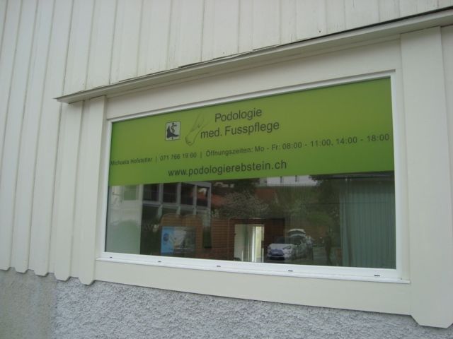 Praxislogo an Fenster
