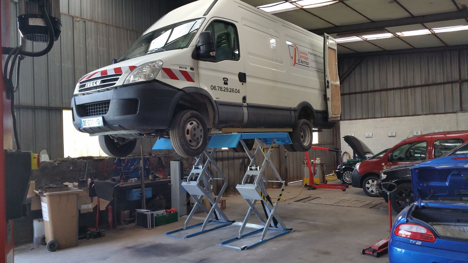 Un camion sur un pont élevateur