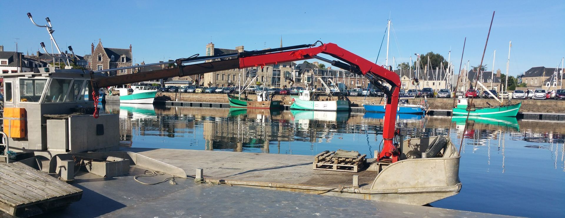 Un bras de levage sur le pont d'un bateau