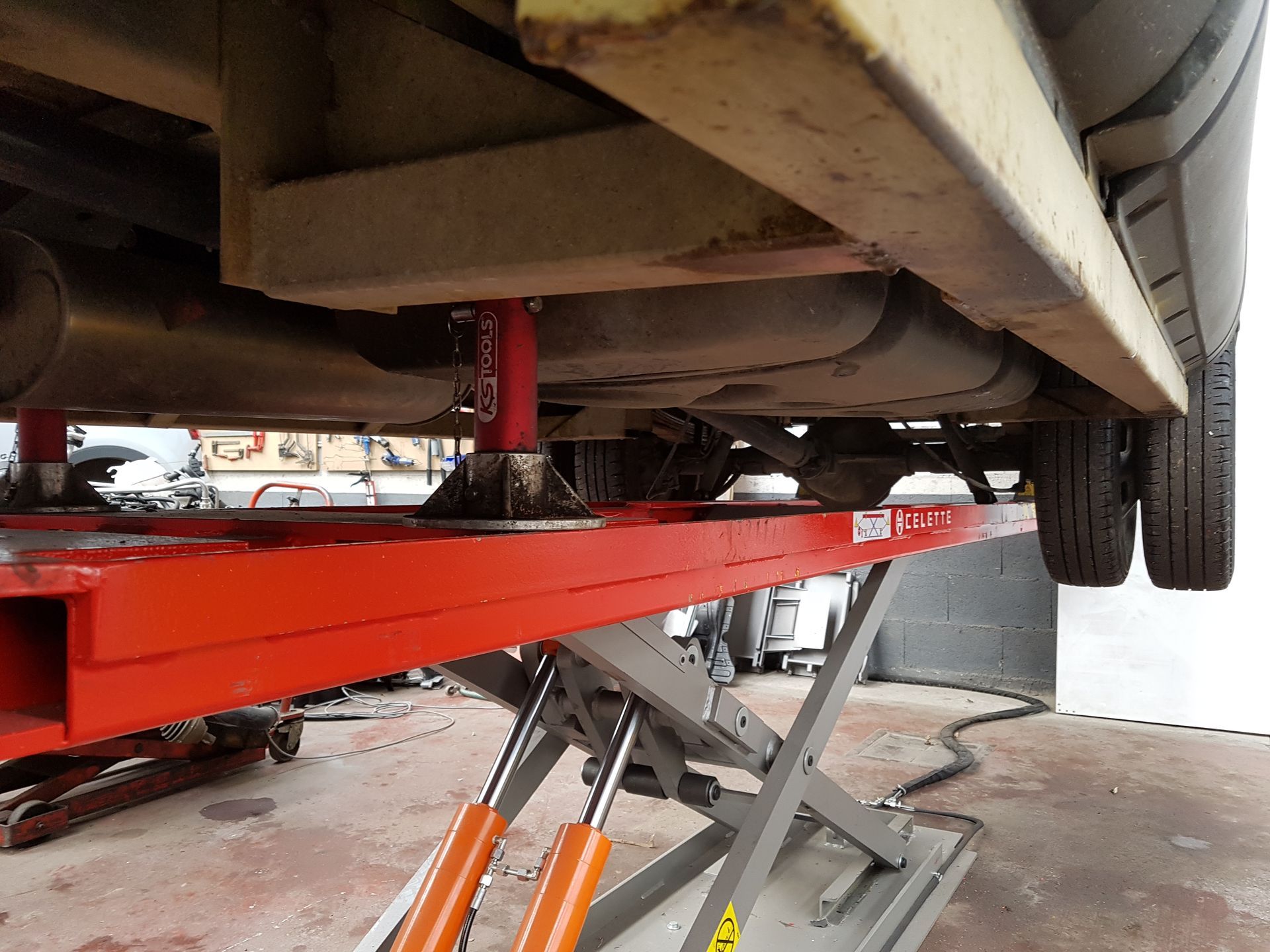 Un véhicule sur un pont élévateur