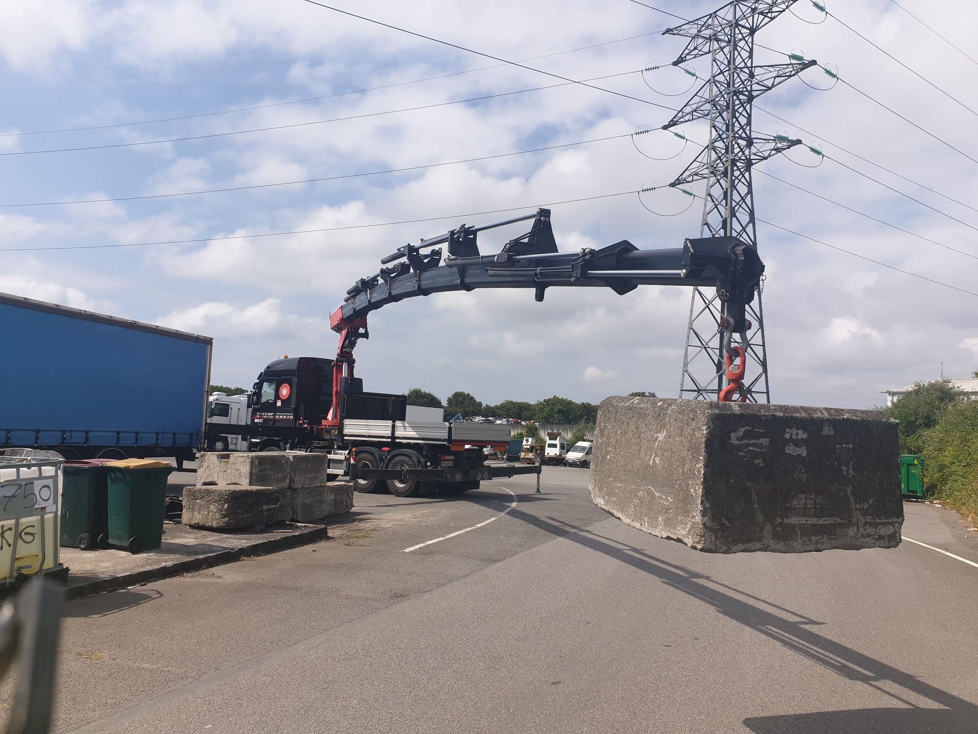 Une grue mobile soulevant un poids