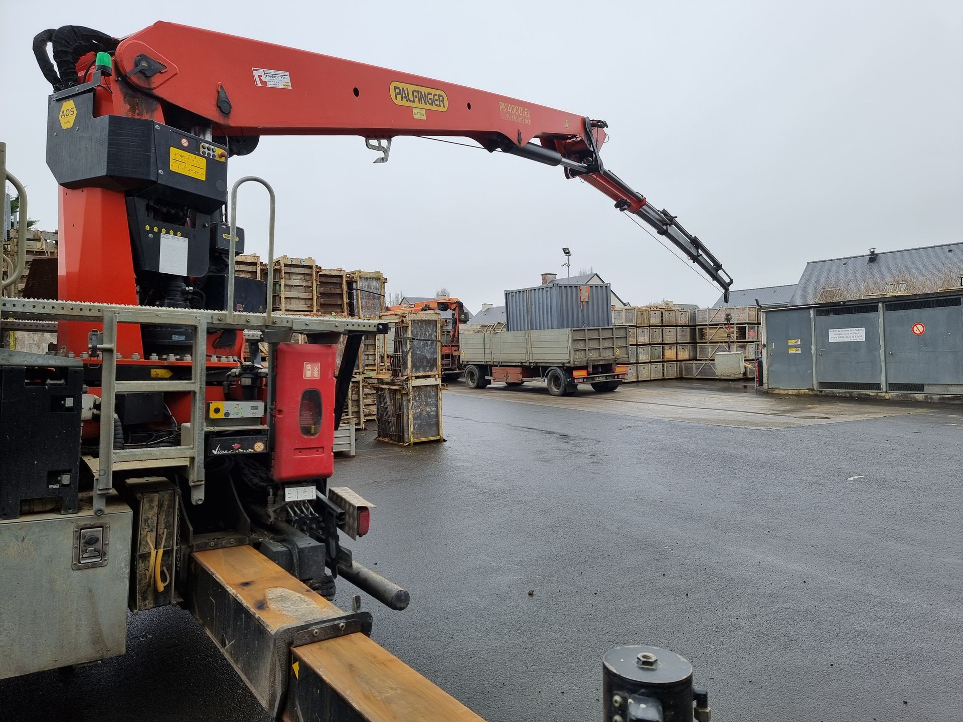 Un bras de levage rouge