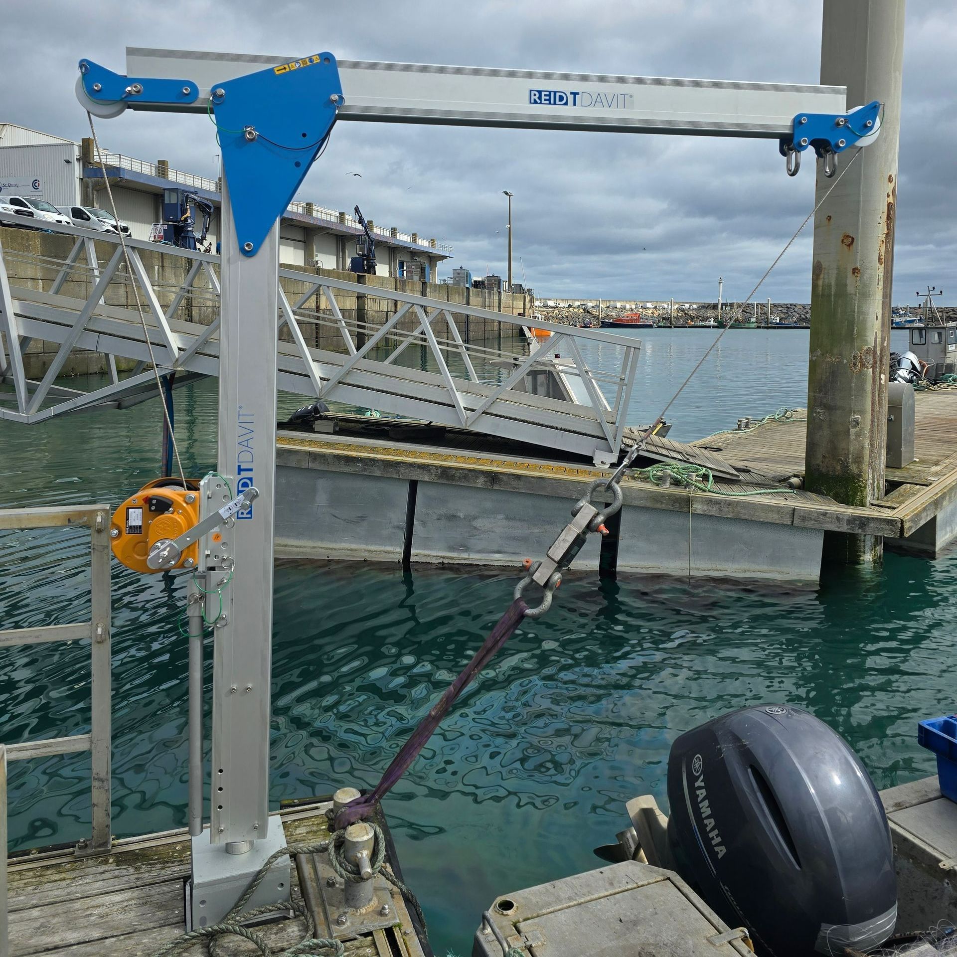 Bras de levage sur un port