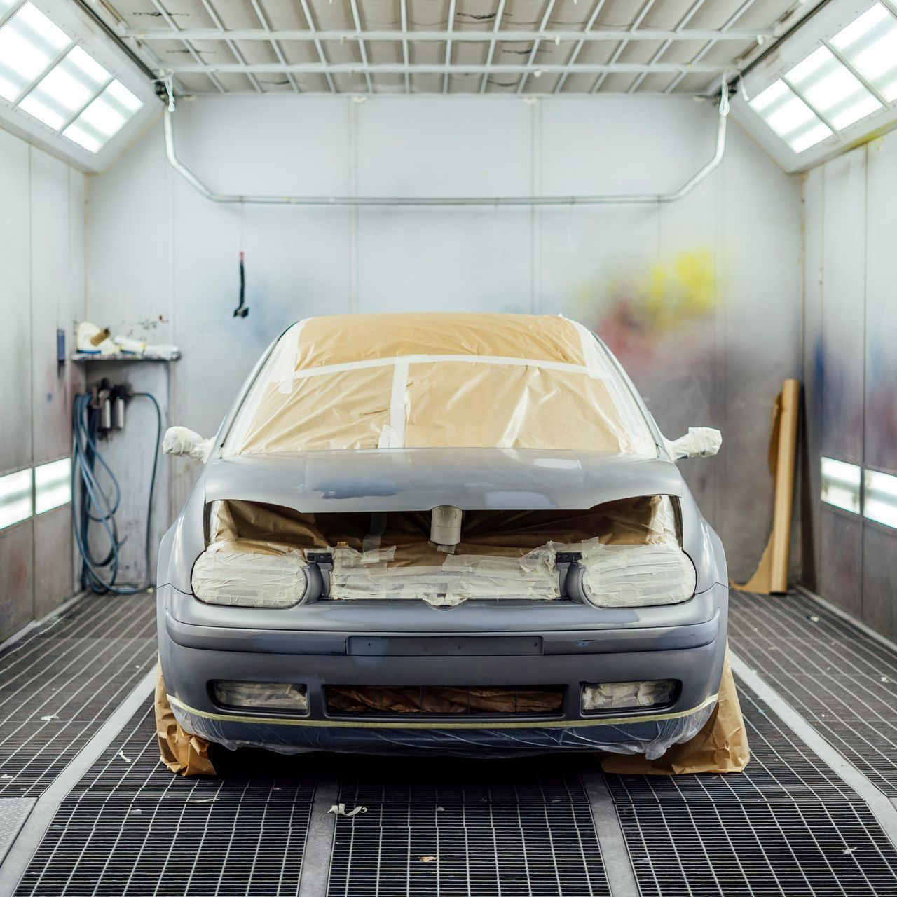 Une voiture dans une cabine de peinture