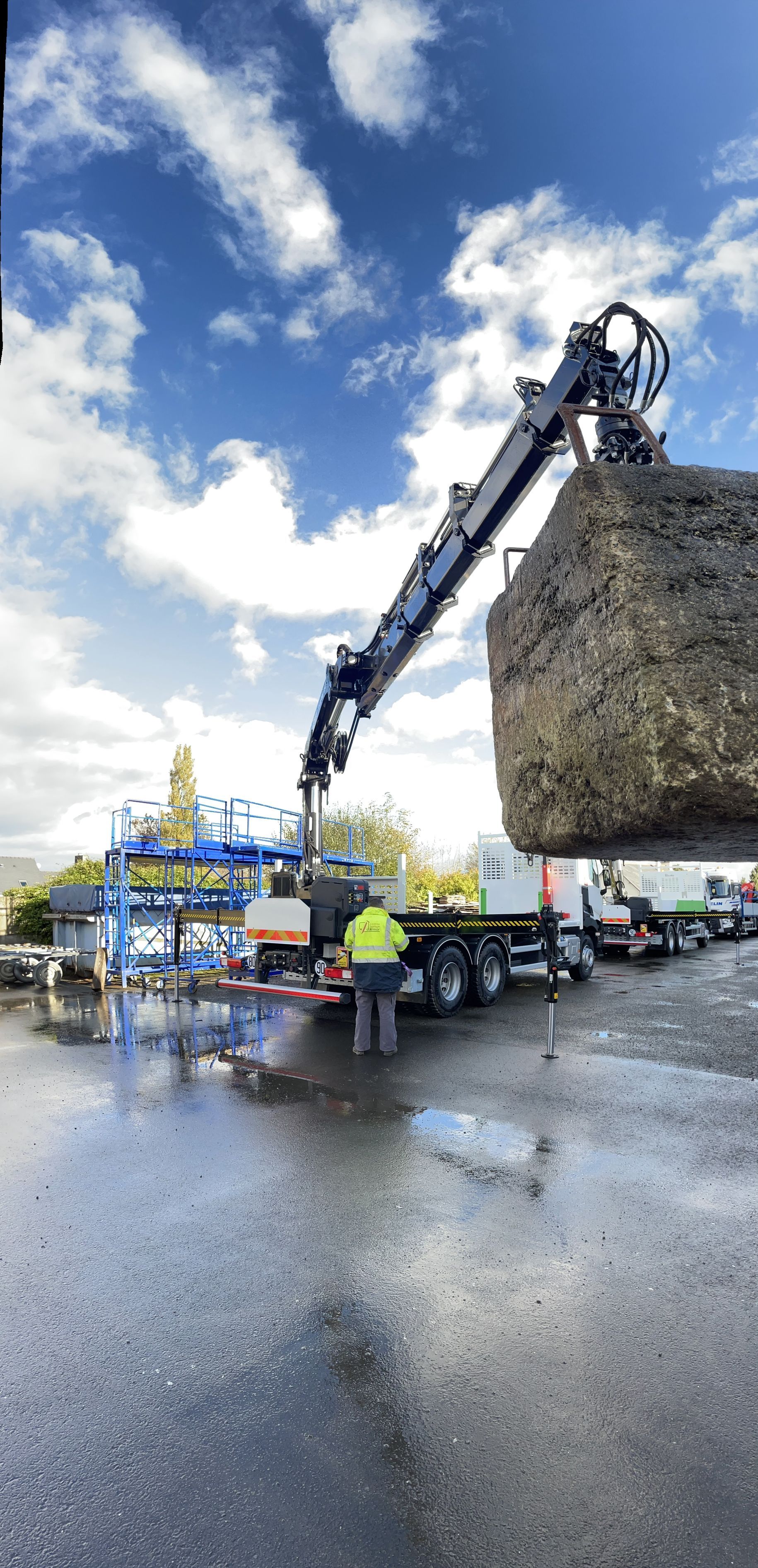 Un camion-grue soulevant un poids
