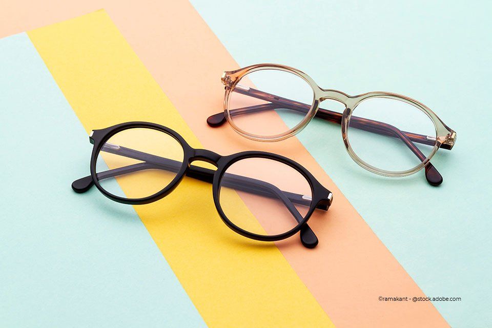 Brillen mit schwarzem Rahmen und mit hellem Rahmen, erhältlich bei Kaden Carmen-Sylvia Augenoptik Kaden