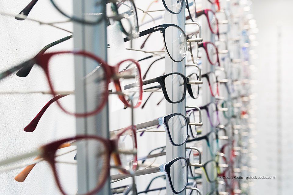 Wand mit vielen verschiedenen Brillen bei Kaden Carmen-Sylvia Augenoptik Kaden
