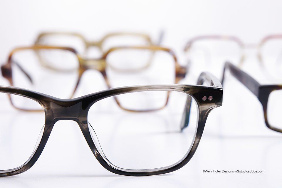 Einige Brillen in Schwarz und Hellbraun