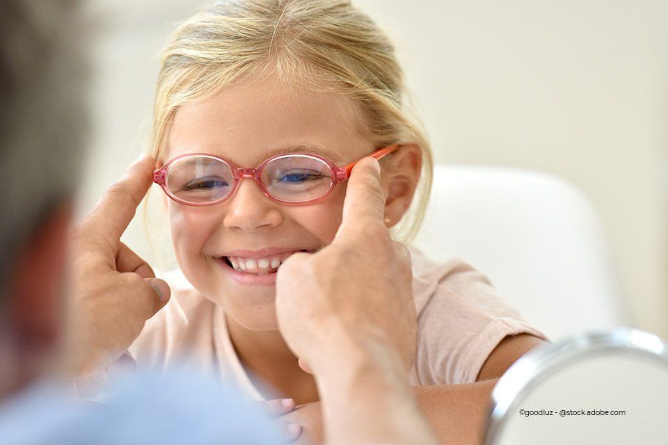 Kind erhält eine Kinderbrille bei Kaden Carmen-Sylvia Augenoptik Kaden