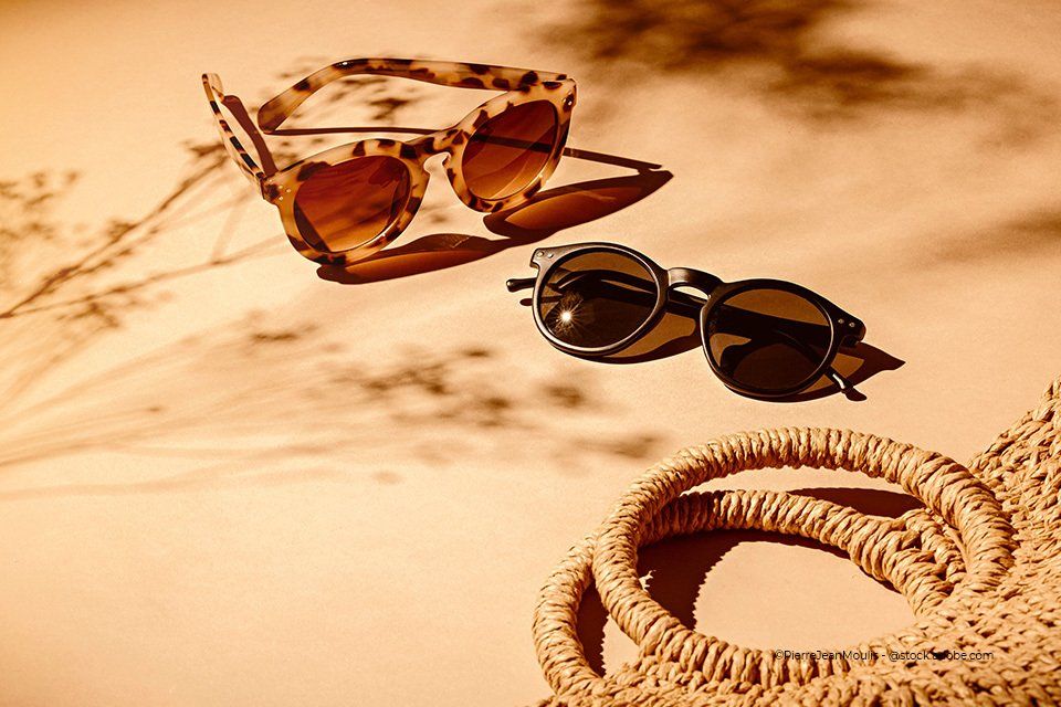 Zwei Sonnenbrillen von Kaden Carmen-Sylvia Augenoptik Kaden im Sand