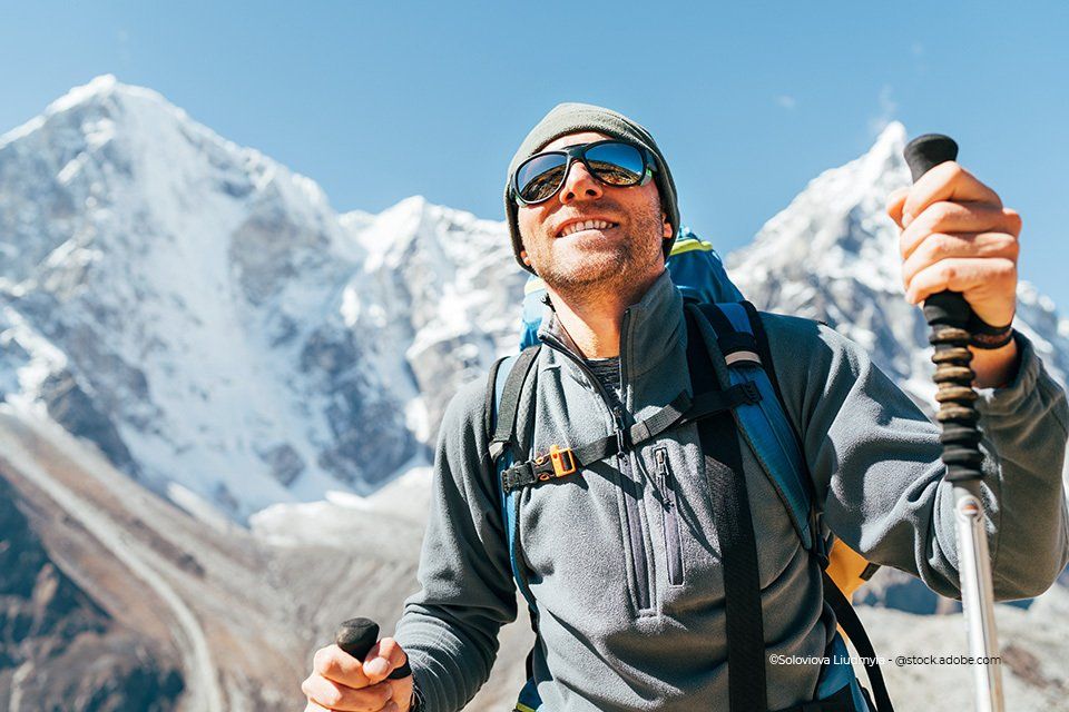 Mann beim Skifahren in den Bergen mit einer Sportbrille von Kaden Carmen-Sylvia Augenoptik Kaden