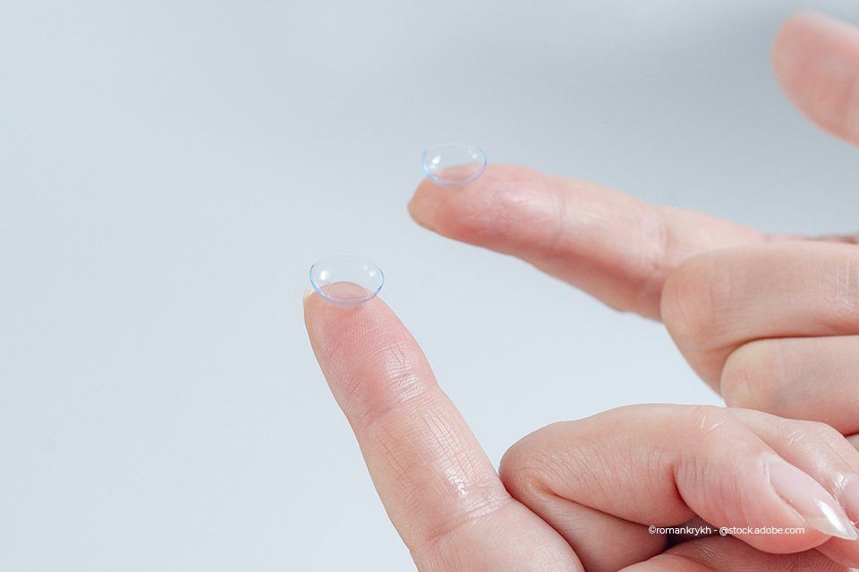 Mitarbeiterin von Kaden Carmen-Sylvia Augenoptik Kaden balanciert zwei verschiedene Kontaktlinsen auf zwei Fingerspitzen