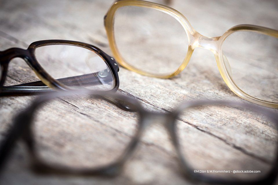 Zwei Brillen von Kaden Carmen-Sylvia Augenoptik Kaden auf einem Holztisch