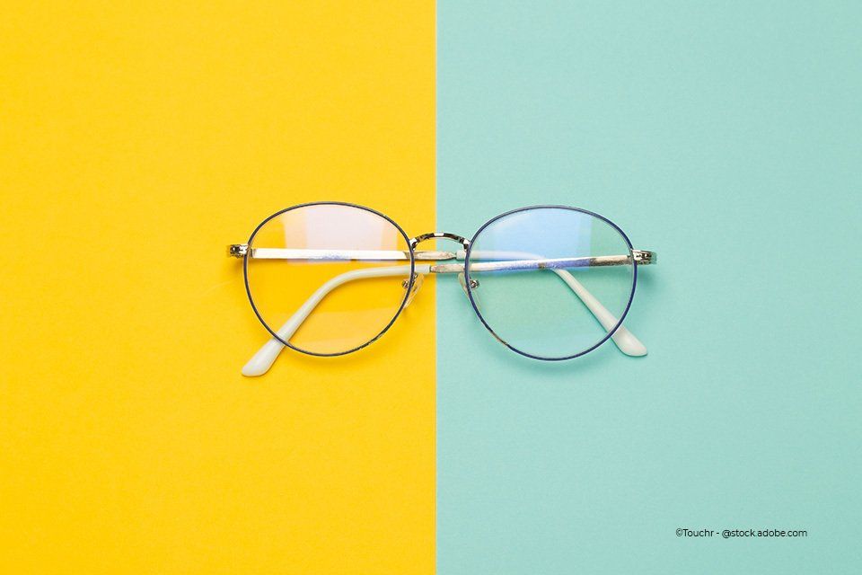 Eine zeitlose Brille von Kaden Carmen-Sylvia Augenoptik Kaden auf gelb-grünem Hintergrund
