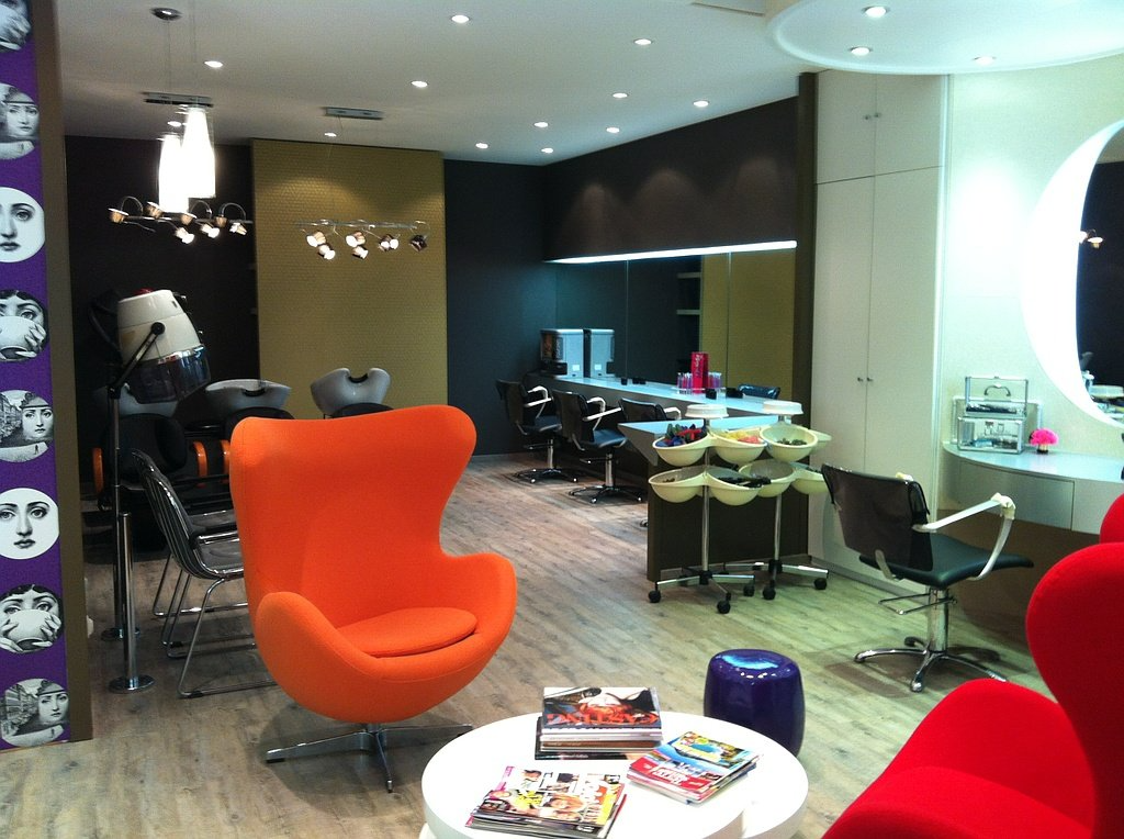 Espace d'attente et coin pour s'occuper des cheveux