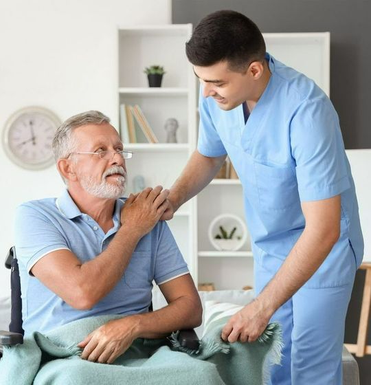 Un infirmier tenant la main d'un patient