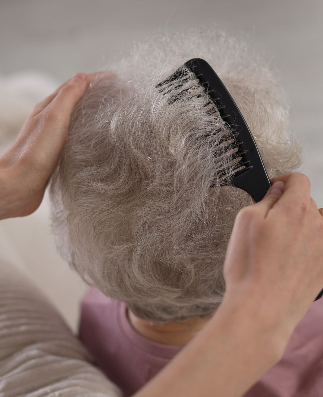 Brossage des cheveux d'une patiente