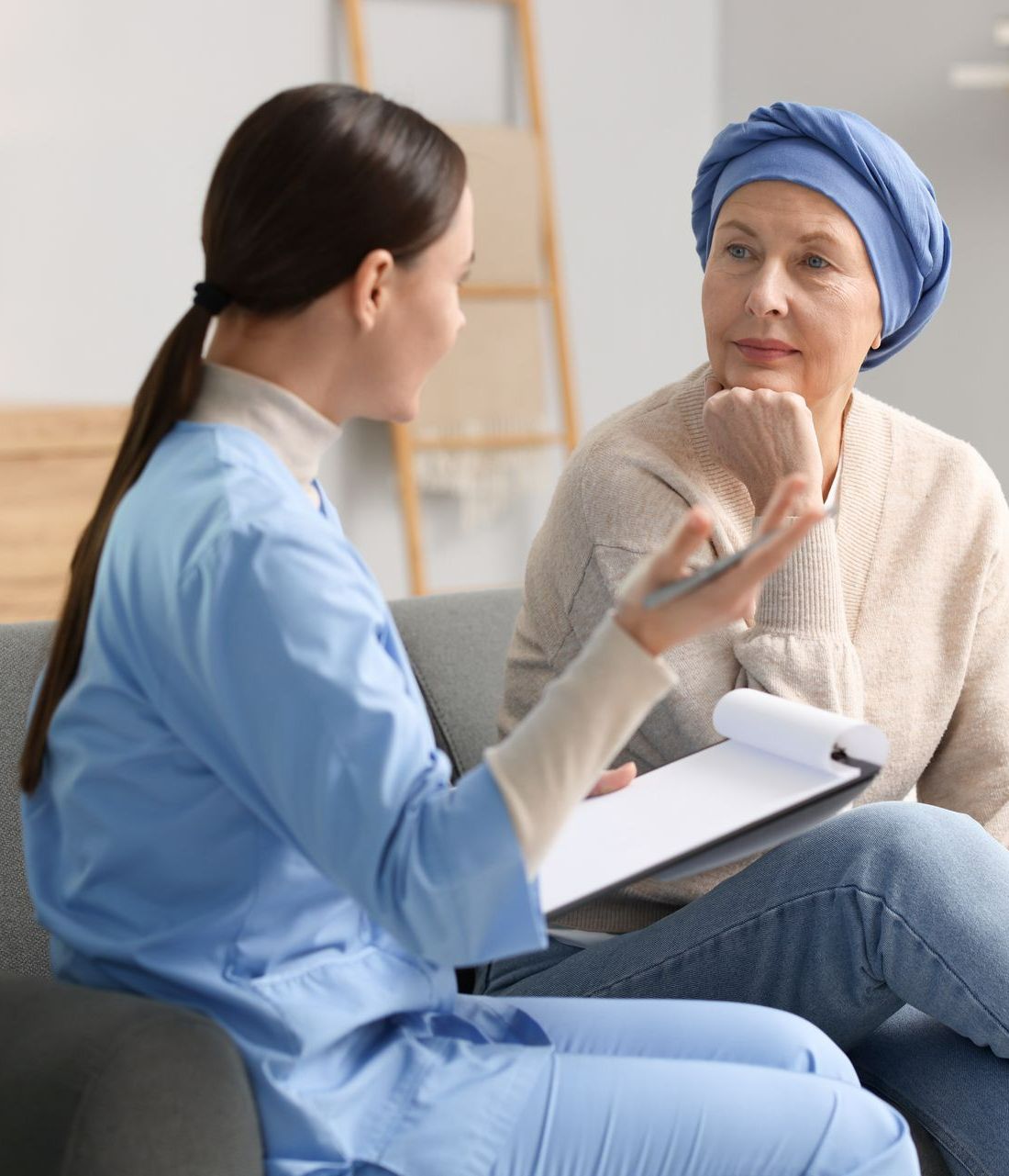 Une infirmière avec une patiente atteinte de cancer