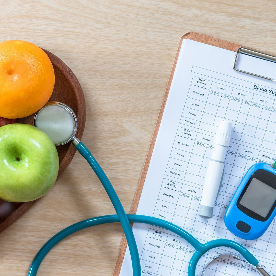 Des fruits ainsi qu'un stéthoscope